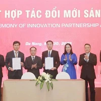 Cérémonie de signature de documents de coopération entre organisations, fonds d'investissement et entreprises innovantes. https://nhandan.vn/