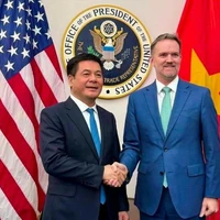Le ministre de l'Industrie et du Commerce, Nguyên Hông Diên, et l’ambassadeur Jamieson Greer, représentant américain au Commerce. Photo: VNA