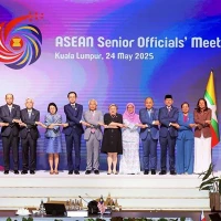 Le vice-ministre des Affaires étrangères Do Hung Viet (cinquième à partir de la gauche) avant la réunion des hauts officiels de l'ASEAN (SOM). Photo: VNA
