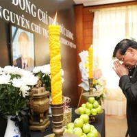 Le dirigeant lao, Thongloun Sisoulith, rend hommage à l'ancien président Tran Duc Luong. Photo: VNA