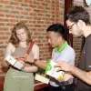 Les touristes découvrent les produits OCOP de la province de Quang Tri directement dans les hôtels, restaurants et autres établissements d'hébergement. Photo : VNA