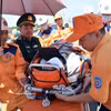Le patient est transporté dans une ambulance pour recevoir des soins d'urgence. Photo : VNA