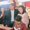 L'ambassadeur du Vietnam à Cuba Lê Quang Long découvre le processus méticuleux de roulage du tabac à la main, un art traditionnel préservé depuis des générations à Cuba. Photo : VNA