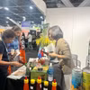 Les clients internationaux sont séduits par les produits vietnamiens grâce à leurs saveurs naturelles et leurs emballages attractifs. Photo: VNA 