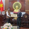 Le consul général d'Inde à Ho Chi Minh-Ville (gauche) offre un cadeau commémoratif au dirigeant de la ville de Can Tho. Photo: VNA