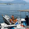 Des gardes-frontières contrôlent les papiers de départ des bateaux de pêche. Photo: VNA