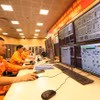 Une équipe en service assure l'exploitation de la centrale de la Société par actions de la centrale thermique de Hai Phong. Photo : VNA