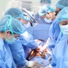 Des médecins de l'hôpital central militaire 108 réalisent une transplantation cardiaque. Photo: qdnd.vn
