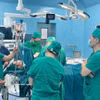 Des médecins de l’hôpital Binh Dan de Hô Chi Minh-Ville réalisent une intervention chirurgicale d’urgence sur un habitant de Con Dao souffrant de multiples blessures. Photo : VNA
