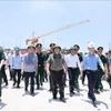 Le Premier ministre Pham Minh Chinh inspecte l'avancement des travaux de construction du nouveau pont de Phong Châu sur la route nationale 32C, province de Phu Tho. Photo: VNA