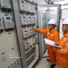 Vérification du système de coupure et de commutation électrique avant les opérations de maintenance à la sous-station électrique de 110 kV de la zone industrielle WHA, dans la commune de Trung Loc (province de Nghe An). Photo: VNA