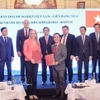 Le Premier ministre Pham Minh Chinh assiste à la signature d'accords de coopération entre des entreprises vietnamiennes et russes. Photo : VNA