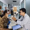 Des médecins de l'hôpital ophtalmologique de Saigon examinent des patients dans le quartier de Xuan Hoa, à Ho Chi Minh-Ville. Photo : VNA