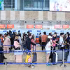 Des passagers effectuent les formalités d'enregistrement au terminal domestique T1 de l'aéroport international de Noi Bai. Photo: VNA