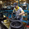 La production de pneus de moto a lieu dans l'usine de CAMEL Vietnam Rubber Co., Ltd., une entreprise détenue à 100 % par des capitaux thaïlandais et située dans la zone économique de la porte frontalière internationale de Lao Bao, dans la province de Quang Tri. (Photo : VNA)