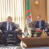 L’ambassadeur du Vietnam en Algérie, Tran Quoc Khanh (à droite), rencontre le wali d’Annaba, Abdelkrim Lamouri. Photo : VNA