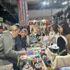 Les visiteurs au pavillon du Vietnam à la Foire internationale de l’artisanat Artigiano in Fiera. Photo : VNA