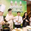 Des délégués dégustent du « curry vert au durian » lors de l'événement. Photo : VNA