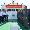 Le général de brigade Nguyen Van Dung, secrétaire du Comité du Parti et commissaire politique du Commandement de la région 4 des gardes-côtes encourage les cadres et soldats du navire KN-373 avant leur départ en mission. Photo: VNA