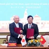 Vo Van Minh, président du Conseil populaire de Hô Chi Minh-Ville (à droite), et Yanai Shungaku, président de l’Assemblée préfectorale de Yamaguchi (Japon), signent le mémorandum d’entente sur les échanges et la coopération. Photo: VNA