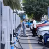 Des habitants rechargent leurs véhicules à une borne de recharge dans une zone urbaine de l'ouest de Hanoï, illustrant la demande croissante en énergies vertes. Photo: VNA