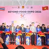 Le consul général du Vietnam à Khon Kaen, Dinh Hoang Linh, accompagné de représentants d'entreprises et de Vietnamiens de l'étranger, a coupé le ruban pour inaugurer l'exposition. Photo : VNA