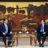 Le vice-Premier ministre Ho Quoc Dung (à droite) et Jeff Place, directeur de la chaîne d’approvisionnement chez le groupe américain Coherent. Photo : VNA