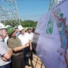 Le Premier ministre Pham Minh Chinh inspecte l'avancement des travaux de construction de la ligne de transport d'électricité de 500 kV Lào Cai-Vinh Yên. Photo : VNA