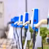 Des bornes de recharge pour véhicules électriques VinFast ont été installées sur l'ensemble du site de la résidence CT1, près de l'hôpital 103, afin de répondre aux besoins des résidents. Photo : VNA