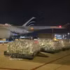 Le déchargement des marchandises a lieu à l'aéroport. Photo: VNA