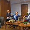 Le Premier ministre Pham Minh Chinh et son homologue algérien Sifi Ghrieb coprésident une séance de travail avec les ministères, agences et entreprises vietnamiennes et algériennes, afin de mettre en œuvre les engagements pris. – Photo : VGP