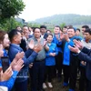 Le Premier ministre Pham Minh Chinh visite un modèle de culture de macadamia au village de Huoi Tao B, commune de Pu Nhi.Photo : VNA