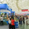 Les stands présentant les produits typiques des localités sont les lieux qui attirent le plus de visiteurs et de touristes. Photo : Khanh Hoa/VNA