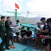 Les cadres du poste de garde-frontière de Son Tra sensibilisent les pêcheurs locaux à la pêche INN. Photo: VNA