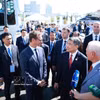 Le Premier ministre Le Minh Hung assiste à une présentation de l'exposition. Photo : VNA