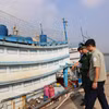 Des responsables du port de pêche, des gardes-frontières et des représentants du gouvernement local du quartier de Phuoc Thang inspectent des bateaux de pêche ancrés dans le port de Cat Lo. Photo : VNA.