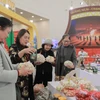 De nombreux produits aux designs variés, reflétant le caractère unique de la province de Quang Ngai, attirent un grand nombre de visiteurs à la Foire du Printemps 2026. Photo: VNA