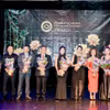 Le président de la VCBA, Ken Chau (à droite), remet des fleurs au comité organisateur du Prix de l'entrepreneuriat vietnamien au Canada 2026 lors de l'événement. Photo : Comité d'organisation