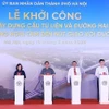 Le Premier ministre (3e à partir de la gauche) donne le coup d'envoi de la construction du pont Tu Liên, à Hanoï. Photo : VNA