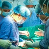 L'équipe réalisant la transplantation multi-organes Domino à l'hôpital Viet Duc le 13 mars 2026. Photo : VNA