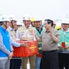 Le Premier ministre Pham Minh Chinh encourage et assigne des missions aux unités chargées de la construction du projet de l’aéroport international de Gia Binh. Photo: VNA
