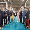 L'ambassadeur du Vietnam en France, Dinh Toàn Thang, des représentants du comité d'organisation et des unités de soutien ont échangé avec les entreprises vietnamiennes présentes au Salon. Photo : VNA
