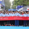 Des délégués participent à la marche « Pour un Vietnam en bonne santé ». Photo : VNA
