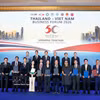 Le secrétaire général du Parti communiste du Vietnam et président de la République, To Lam, et le Premier ministre thaïlandais Anutin Charnvirakul assistent à la remise d’accords de coopération entre des entreprises des deux pays. Photo: VNA 