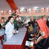 Du personnel médical vietnamien et chinois coordonne des examens médicaux pour les résidents locaux dans le cadre du 10e programme d'échange d'amitié en matière de défense des frontières Vietnam-Chine. Photo : VNA