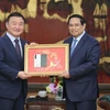 Le Premier ministre (à droite) a signé une plaque commémorative marquant la production du deux milliardième téléphone mobile de Samsung au Vietnam. Photo : VGP
