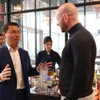 Le président de la VBAB, Nguyen Thanh Vinh (à gauche) échange avec un représentant d'une entreprise belge. Photo : VNA