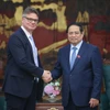 Le Premier ministre Pham Minh Chinh (à droite) reçoit Antoine Colin, vice-président principal chargé de la transformation numérique et de la résilience de la chaîne d'approvisionnement mondiale du groupe américain HP. Photo: VGP