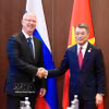 Le Premier ministre Le Minh Hung (droite) et le directeur général du Fonds d’investissement direct russe, Kiril Dmitriev. Photo: VNA