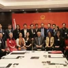 Le vice-Premier ministre permanent Nguyen Hoa Binh prend une photo avec les représentants de la Société intellectuelle vietnamienne au Royaume-Uni et en Irlande. Photo : VNA